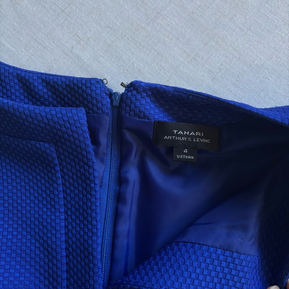 Tahari Arthur S. Levine Blue Sheath Dress Gold Buckle Size 4 Career Workwear - Picture 3 of 13